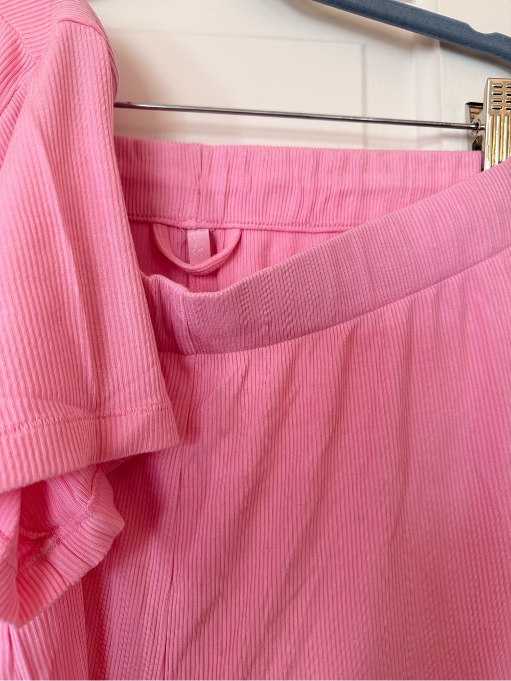 Skims soft lounge short sleeve and shorts set in bubble gum pink - Picture 3 of 4